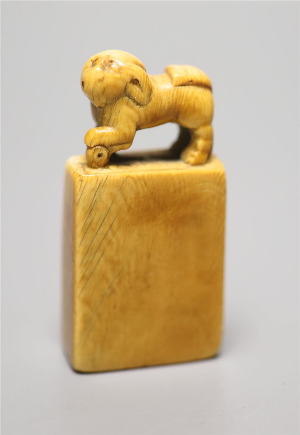 A 17th / 18th century Chinese ivory dog seal, height 7cm